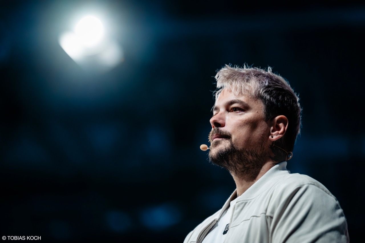 Christoph Bordeck mit Headset auf der DMEXCO-Bühne