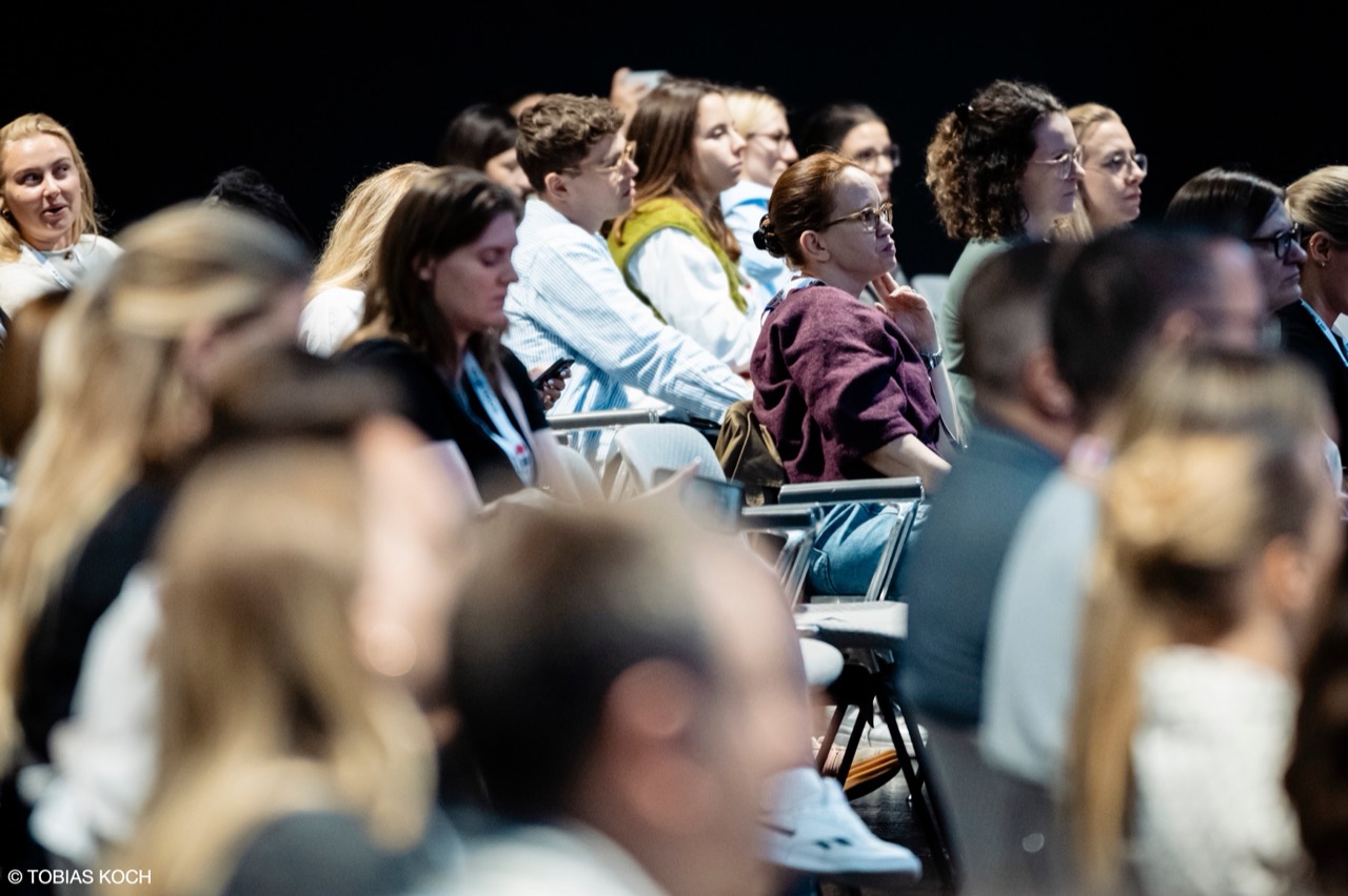 Menschen im Publikum hören der Masterclass zu